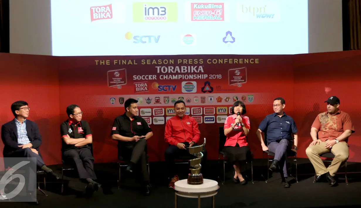 Suasana saat press conference Torabika Soccer Championship di Main Hall SCTV, Jakarta, Rabu (21/12). Torabika Soccer Championship (TSC) 2016 resmi berakhir pada 18 Desember. (Liputan6.com/Gempur M. Surya)