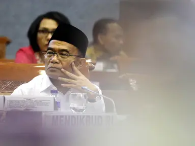 Menteri Pendidikan dan Kebudayaan Muhadjir Effendy menghadiri rapat kerja dengan Komisi X DPR di Kompleks Parlemen, Senayan, Jakarta, Rabu (4/9/2019). Rapat tersebut membahas Rencana Kerja dan Anggaran Kementerian dan Lembaga (RKAKL) Tahun 2020. (Liputan6.com/Johan Tallo)