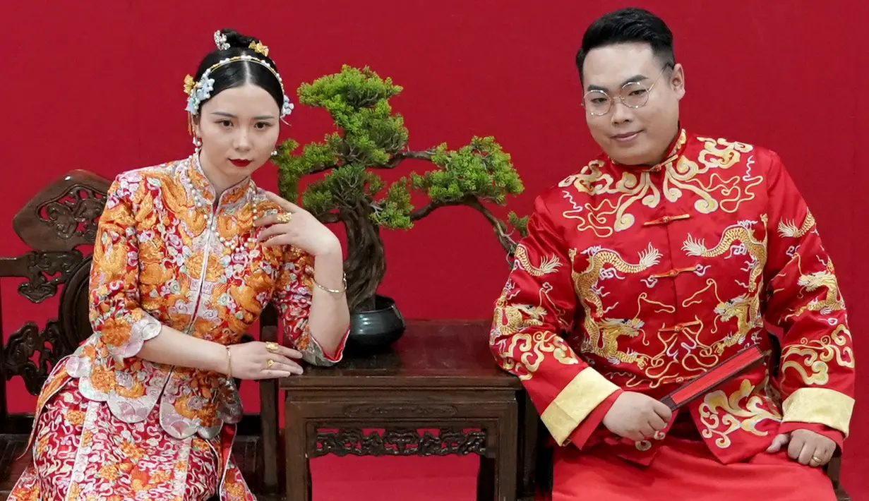 Sepasang calon pengantin berpose dalam sesi foto pranikah di sebuah studio foto di Wuhan, Provinsi Hubei, China tengah, pada 12 April 2020. Warga Wuhan kembali melakukan persiapan pernikahan setelah meredanya pandemi corona Covid-19. (Xinhua/Wang Yuguo)