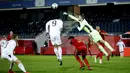 Penjaga gawang Belgia, Simon Mignolet, meninju bola dari serangan pemain Swiss dalam pertandingan uji coba Internasional di Stadion King Power, Belgia, Kamis (12/11/2020) dini hari WIB. Belgia mengalahkan Swiss 2-1. (AP Photo/Francisco Seco).