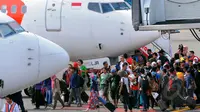 Ratusan calon penumpang Lion Air terlantar di Terminal 1B Bandara SoekarnoHatta. Sejumlah Penumpang Lion Air saat ingin menaiki pesawat di Terminal 1B Soetta, Tangerang, Jumat (20/2/2015). (Liputan6.com/Faisal R Syam)