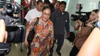Budayawati Sukmawati Soekarnoputri berjalan memasuki kantor Majelis Ulama Indonesia (MUI) di Jakarta, Kamis (5/4). Kedatangan Sukmawati untuk mengadakan pertemuan  tertutup dengan Ketua Umum MUI, Ma'ruf Amin. (Liputan6.com/Angga Yuniar)