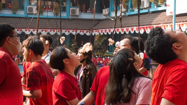 Ilustrasi lomba makan kerupuk