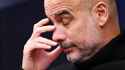 Pelatih Manchester City, Pep Guradiola,tampak kecewa setelah anak asuhnya yakni Rodri mendapat kartu merah. Sang juru taktik asal Spanyol itu pusing lantaran akan kehilangan Rodri yang dipastikan absen dalam tiga laga. (AFP/Oli Scarff)