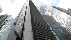 Pendaki Prancis, Alain Robert beraksi memanjat Menara Internasional GT berlantai 47 di Makati City, Manila, Filipina (29/1). Alain yang dikenal sebagai "The French Spiderman" kembali memanjat gedung pencakar langit di Filipina. (AFP Photo/Ted Aljibe)