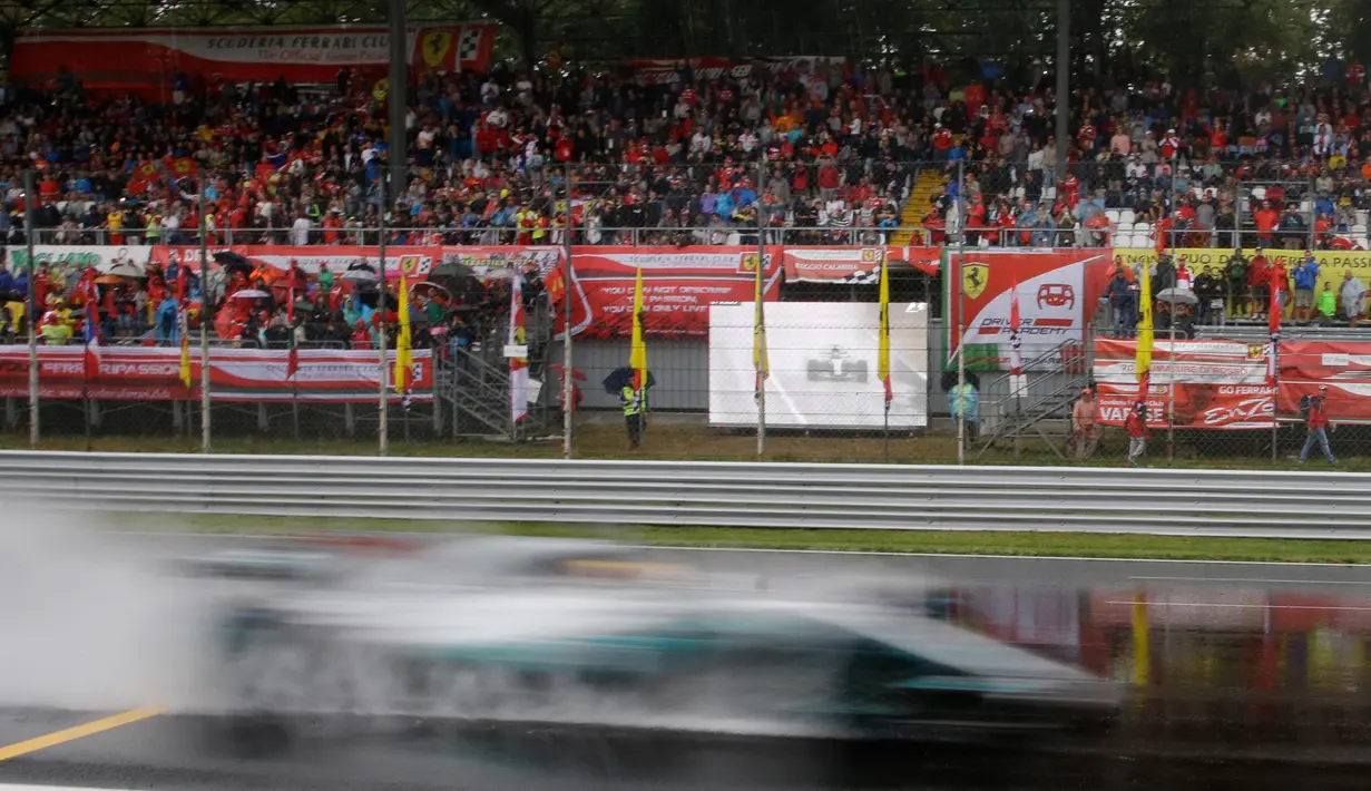 Aksi pembalap Mercedes Lewis Hamilton dalam balapan F1 GP Italia, di arena Monza, Italia (3/9). (AP Photo/Luca Bruno)
