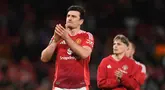 Pemain Manchester United, Harry Maguire merayakan kemenangan atas Lyon dalam laga leg 2 perempat final Liga Europa 2024/2025 di Old Trafford, Manchester, Inggris, Jumat (18/04/2025) WIB. (AFP/Oli Scarff)