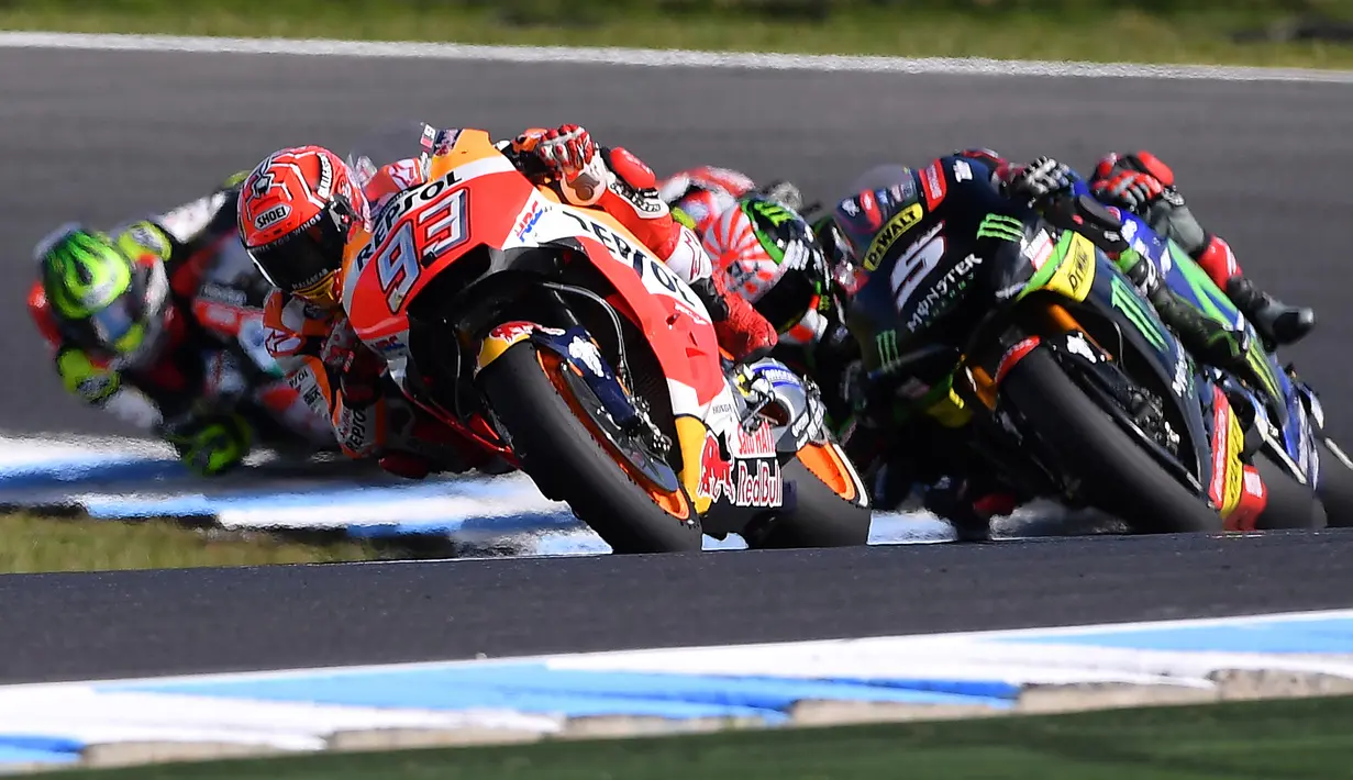 Pembalap Repsol Honda, Marc Marquez memimpin balapan dalam MotoGP Australia yang berlangsung di Phillip Island (22/10). Ban depan Marquez menyenggol bahu Rossi, akibatnya harus memperlambat lajunya. (AP Photo/Andy Brownbill)