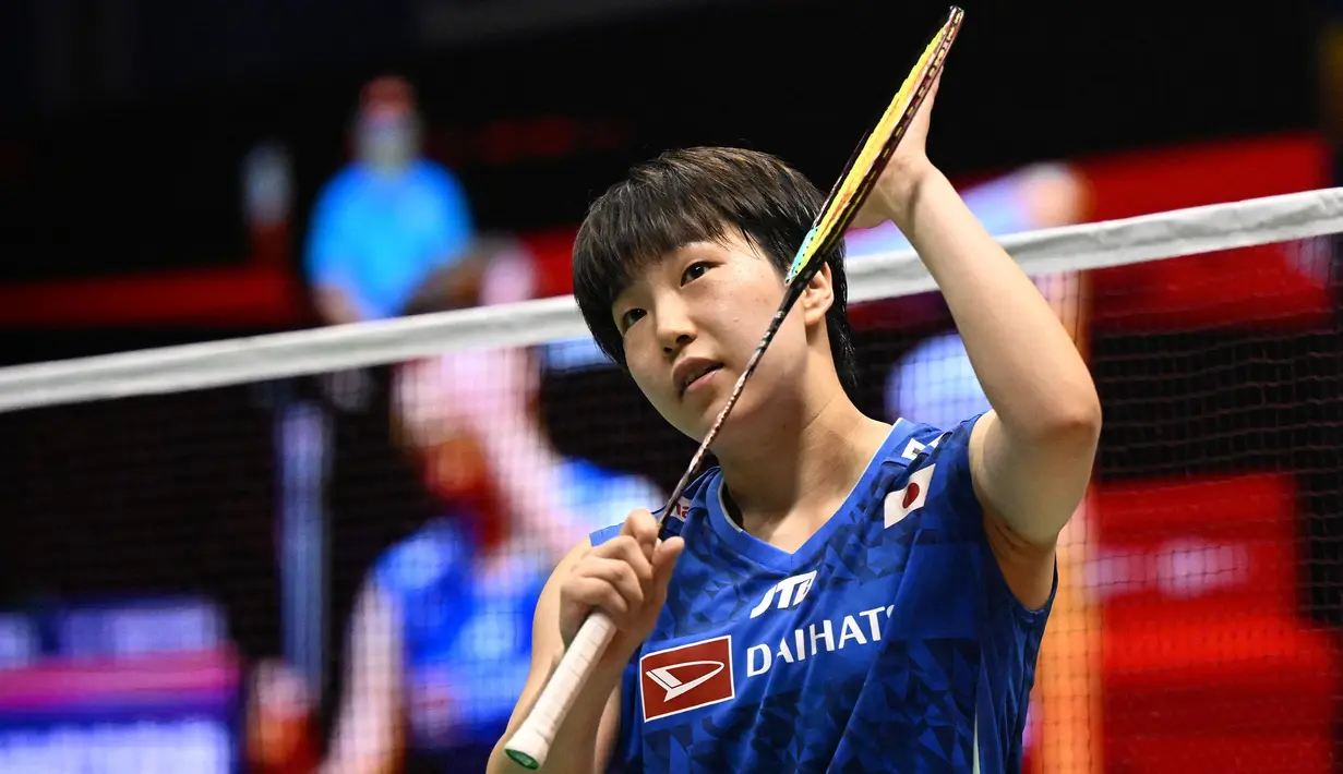Pebulu tangkis tunggal putri Jepang, Akane Yamaguchi memberikan tepuk tangan kepada penonton setelah menang atas pebulu tangkis tunggal putri Indonesia, Gregoria Marsika Tunjung pada laga semifinal Hong Kong Open 2023 di Hong Kong Coliseum, Sabtu (17/9/2023). Akane menang dengan skor 21-17, 23-25, dan 21-18. (AFP/Peter Parks)