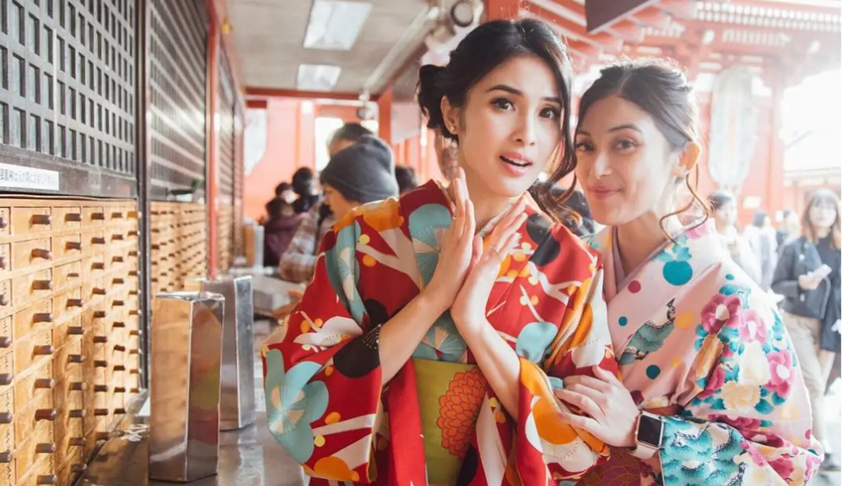 Sandra Dewi (kiri) dan adiknya, Kartika Dewi saat berada di salah satu kuil di Jepang. (instagram/@sandradewi88)