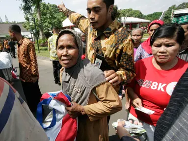  Warga membawa semboko dari Presiden Jokowi saat open house di Istana Kepresidenan Gedung Agung, Yogyakarta, Sabtu (9/7). Open House ini diikuti oleh ribuan masyarakat yang berada di Yogyakarta. (Liputan6.com/Boy Harjanto)