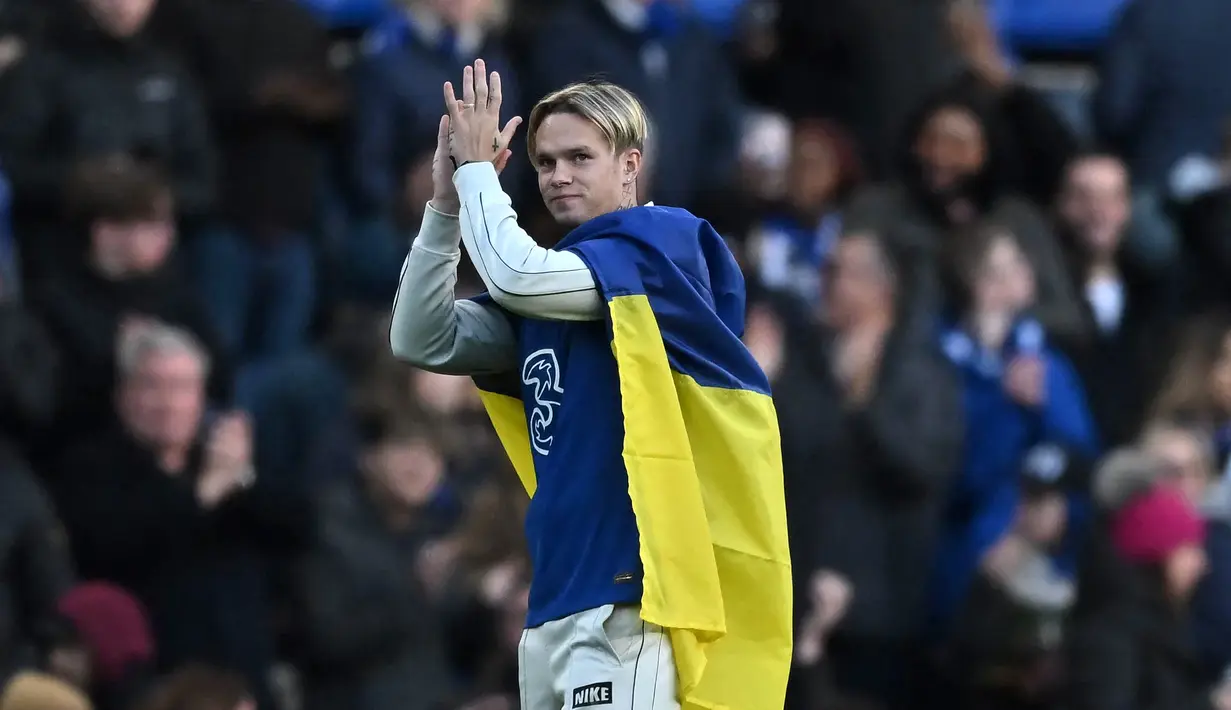 Mykhailo Mudryk menyapa pendukung Chelsea pada paruh waktu pertandingan Liga Inggris Chelsea dan Crystal Palace di Stamford Bridge di London, Minggu 15 Januari 2023. Biaya transfer yang besar membuat Mudryk langsung membuat satu rekor sejak detik pertama gabung Chelsea. (Photo by Ben Stansall / AFP)