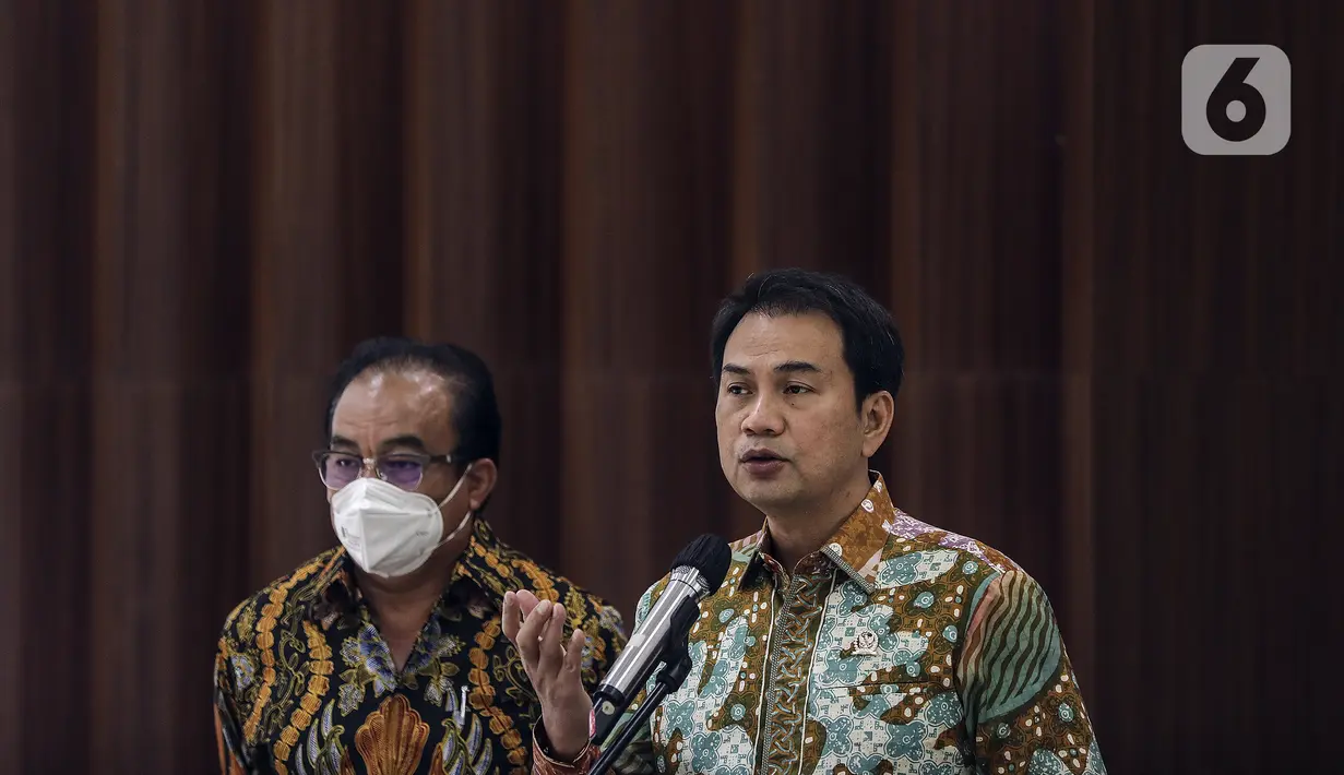 Wakil Ketua DPR Azis Syamsuddin (kanan) menyampaikan keterangan mengenai Papua di Kompleks Parlemen, Senayan, Jakarta, Kamis (3/12/2020). Azis mengutuk oknum United Liberation Movement for West Papua (ULMWP) yang mengklaim pembentukan pemerintahan sementara West Papua. (Liputan6.com/Johan Tallo)