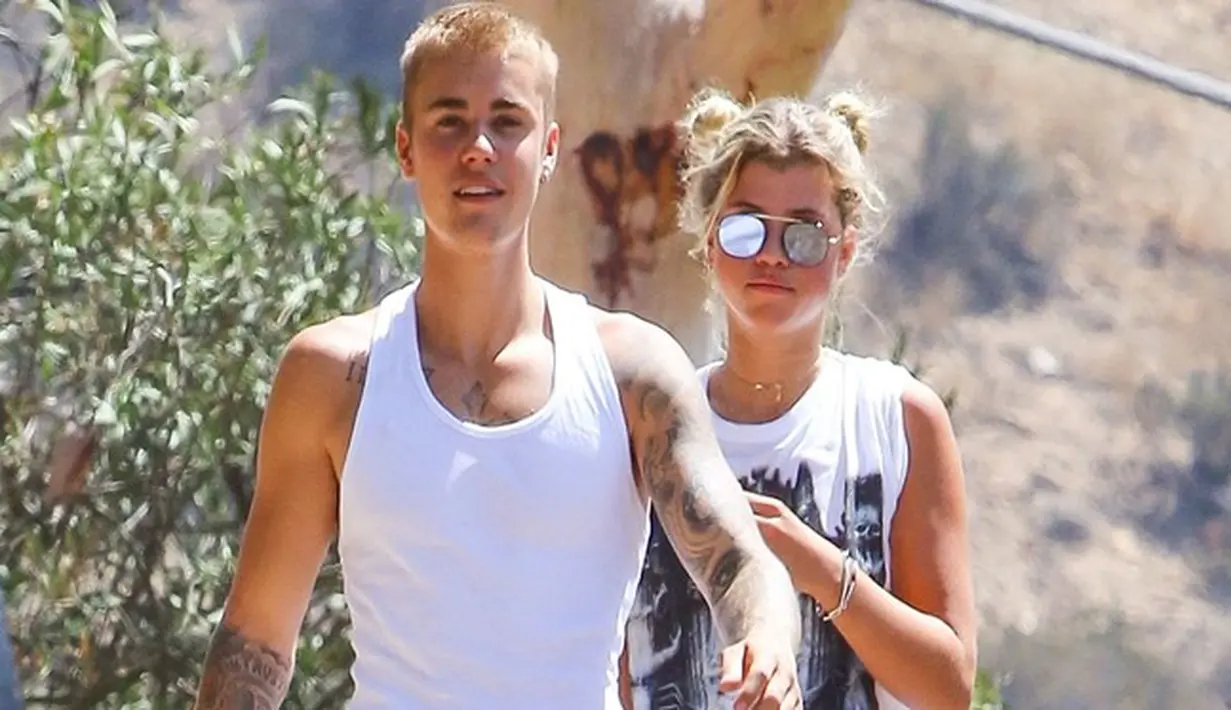 Tak hanya itu saja, hubungan Sofia Richie dan Justin Bieber memang menuai kontroversi. Banyak penggemar dari Justin Bieber yang tidak menyukai keduanya berpacaran. (Dailymail)