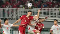 Penyerang Timnas Indonesia, Mitchell Baker (9), berduel udara dengan para pemain Vietnam pada laga ketiga Grup A Piala AFF 2026 di Stadion Pakansari, Bogor, Senin (3/8/2026) malam WIB. Mitchell Baker beberapa kali menjadi target umpan lambung skuad Garuda, namun gagal membawa Timnas Indonesia mencetak gol dalam laga yang berakhir dengan kekalahan 0-3 dari Vietnam. (Kapanlagi.com/Budy Santoso)
