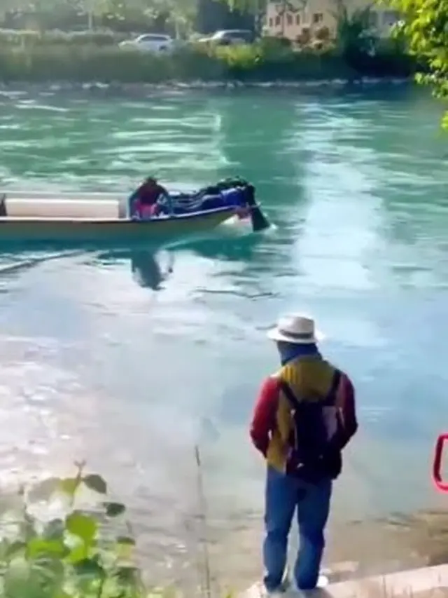 6 Potret Perjuangan Ridwan Kamil Cari Eril, Susur Sungai Hingga Lantunkan Azan