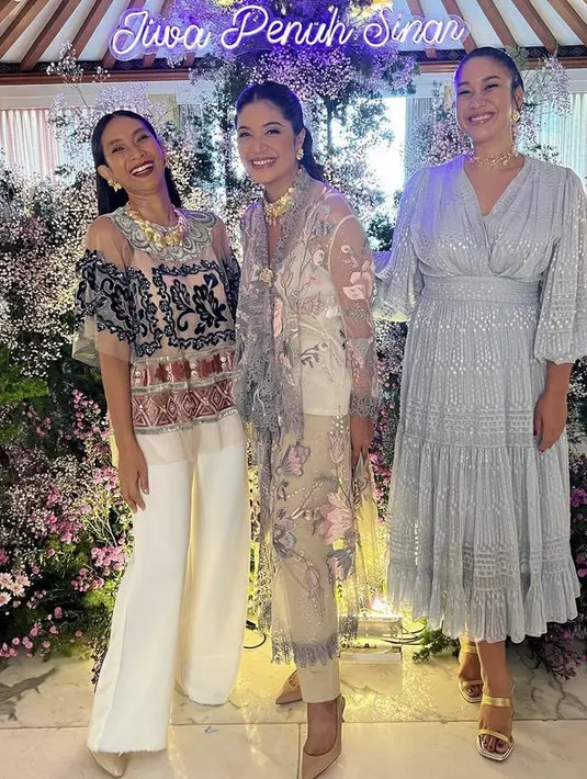 Franka Makarim (tengah), istri dari menteri pendidikan tampil mengenakan kebaya modern dari Biyan. @frankamakarim.