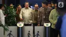 Menteri Koordinator (Menko) Bidang Perekonomian, Airlangga Hartarto (tengah) berjalan menuju pintu keluar Gedung Merah Putih Komisi Pemberantasan Korupsi (KPK), Jakarta, Rabu (14/1/2026). Tiba sekira pukul 13.50 WIB, Menteri Koordinator (Menko) Bidang Perekonomian, Airlangga Hartarto menyambangi Gedung Merah Putih Komisi Pemberantasan Korupsi (KPK), Jakarta. (Liputan6.com/Helmi Fithriansyah)