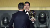 Cristiano Ronaldo memberikan selamat kepada Lionel Messi saat acara penghargaan Ballon d'Or 2015 di Zurich, (11/1/2016). (AFP/Fabrice Coffrini)