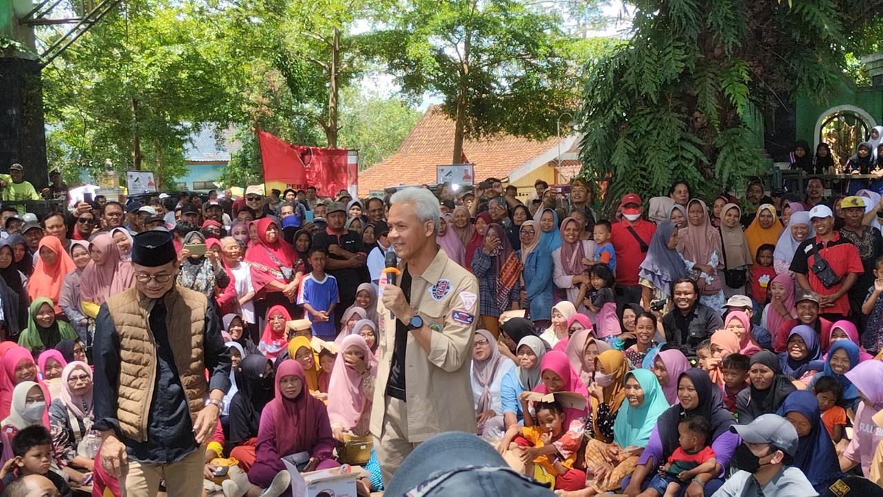 Capres nomor urut 3 Ganjar Pranowo di Museum Roemah Voorzitter Van Het BPUPKI-Dr KRT Radjiman Widiyodiningrat, Widodaren, Ngawi, Jawa Timur, Kamis (18/1/2024). (Liputan6.com/Winda Nelfira)