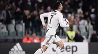 Striker Juventus, Cristiano Ronaldo, merayakan gol yang dicetaknya ke gawang Torino pada laga Serie A di Stadion Allianz, Turin, Jumat (3/5). Kedua klub bermain imbang 1-1. (AFP/Marco Bertorello)