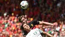Bek Belgia, Jan Vertonghen, duel udara dengan gelandang Irlandia, Jeffrey Hendrick, pada laga Grup E Piala Eropa 2016. Kemenangan ini membuat peluang Belgia lolos ke 16 besar kembali terbuka. (AFP/Nicolas Tucat)