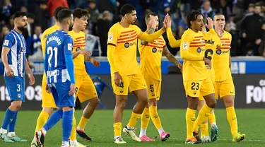 Para pemain FC Barcelona merayakan kemenangan pada pertandingan sepak bola La Liga melawan Deportivo Alaves di Stadion Medizorrosa, Vitoria, Spanyol, Sabtu, 3 Februari 2024. (AP Photo/Alvaro Barrientos)