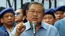 Ekspresi Ketua Umum Partai Demokrat Susilo Bambang Yudhoyono (SBY) memberikan keterangan pers di DPP Partai Demokrat, Jakarta, Selasa (6/2). Keterangan pers terkait namanya yang disebut-sebut di sidang megakorupsi e-KTP. (Liputan6.com/JohanTallo)
