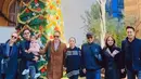 Yuanita Christiani memilih merayakan Natal bersama keluarga di Turki. Ia pun tampil dengan jaket coat hitam dipadukan blazer abu-abunya. [@yuanitachrist]