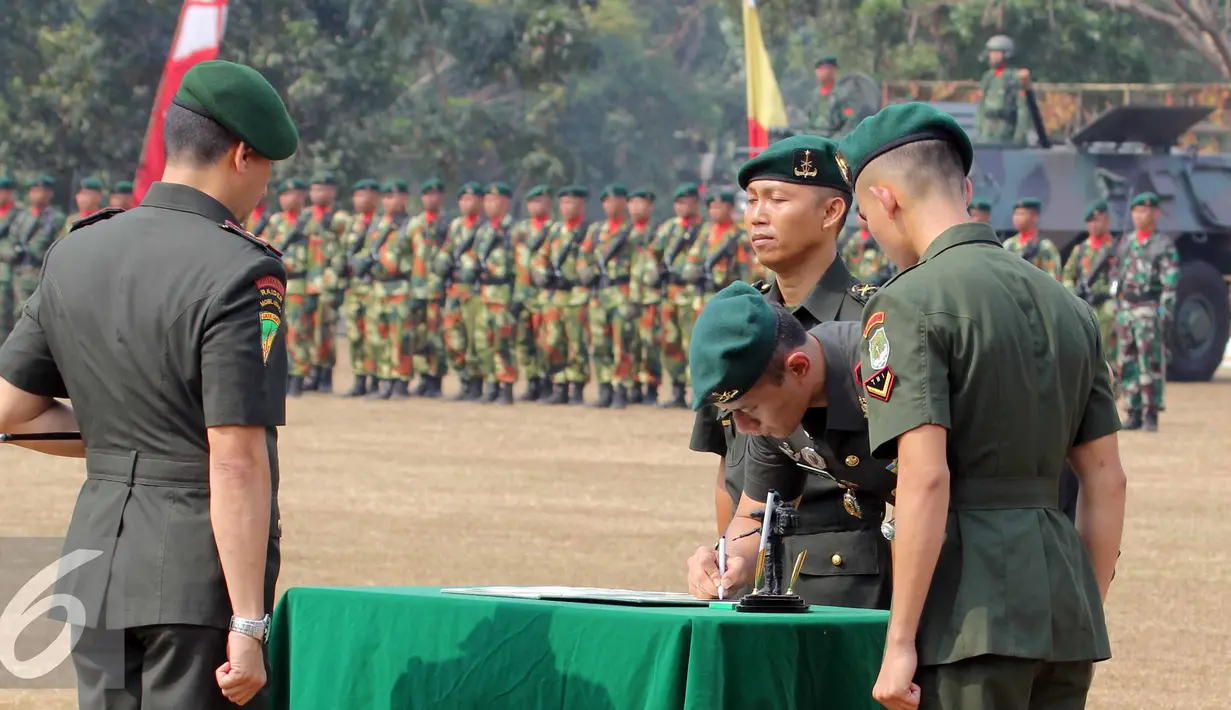 Mayor Inf Agus H Yudhoyono menandatangani surat saat sertijab di Markas Yonif Mekanis 203, Tangerang (22/8/2015). Agus resmi menjabat Komandan Batalyon Infanteri Mekanis 203. (Liputan6.com/Helmi Afandi)