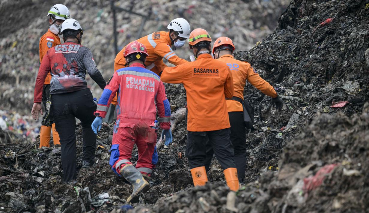 Tim SAR Gabungan masih berupaya mencari dan mengevakuasi korban longsor. Tampak dalam foto, petugas penyelamat bersiap mengevakuasi korban longsor di Tempat Pembuangan Sampah Terpadu (TPST) Bantargebang, Bekasi, Jawa Barat, pada 9 Maret 2026. (BAY ISMOYO/AFP)