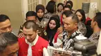 Tiga bos First Travel, Andika Surachman, Anniesa Hasibuan dan Kiki Hasibuan menunju ruang sidang Pengadilan Negeri Depok, Jawa Barat, Rabu (30/5).  Tiga terdakwa perkara penipuan umrah itu akan menghadapi sidang vonis. (Liputan6.com/Herman Zakharia)