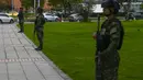 Anggota tentara Kolombia berjaga di dekat kedutaan Amerika Serikat (AS) di Bogota, Rabu (18/10/2023). (Juan BARRETO / AFP)