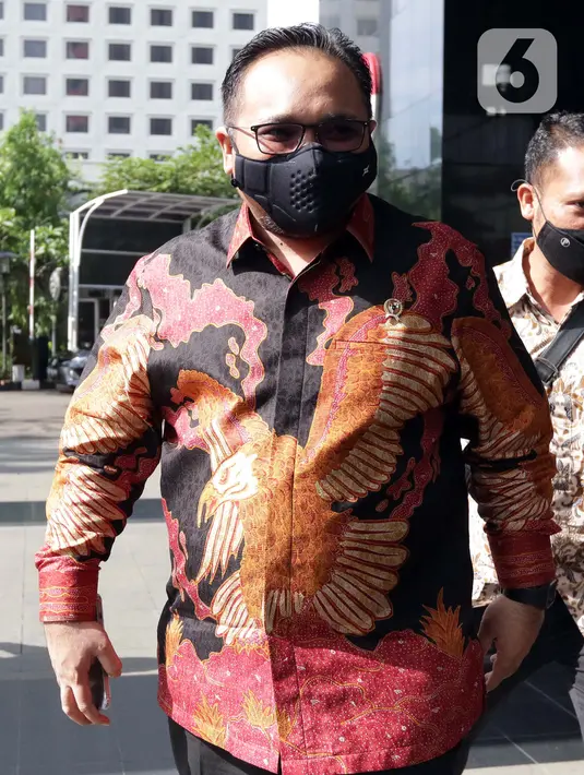 Menteri Agama (Menag) Yaqut Cholil Qoumas sesaat akan meninggalkan Gedung KPK, Jakarta, Rabu (3/3/2021). Menag Yaqut Cholil Qoumas datang untuk membahas program dan berkoodinasi terkait pencegahan korupsi di lingkungan Kementerian Agama (Kemenag). (Liputan6.com/Helmi Fithriansyah)