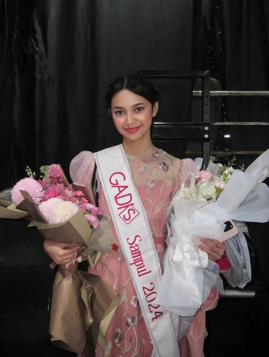 Saat diumumkan sebagai pemenang GADIS Sampul 2024, Sydney tampil memukau dalam  gaun embroidered floral berwarna soft pink yang memberikan kesan anggun dan menawan. [@cuttaryofficial/@sydneyazkassya].