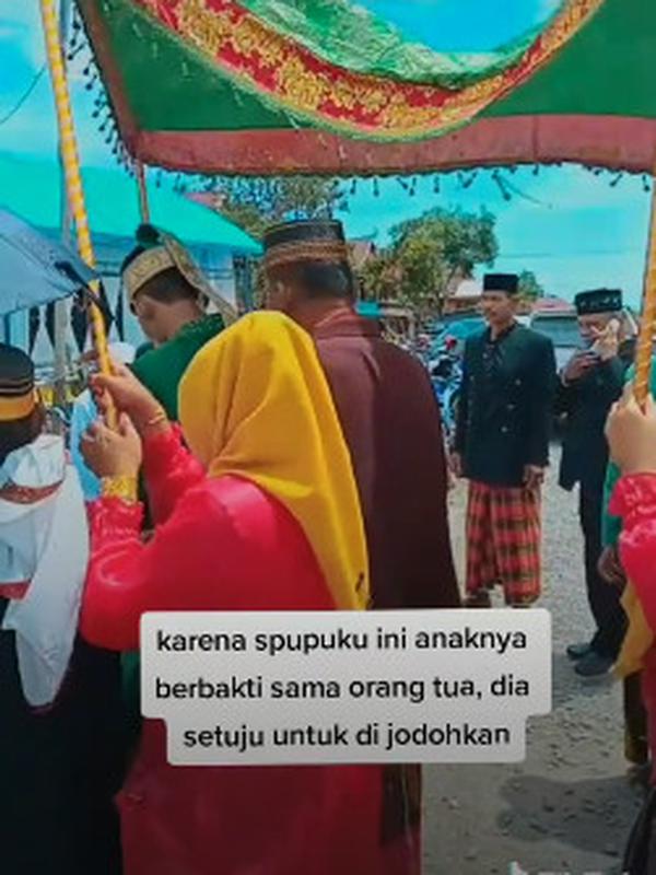 Dijodohkan orang tua padahal punya pacar, pemuda ini justru terkejut lihat calon istrinya. (Sumber: TikTok/@dandhy25)
