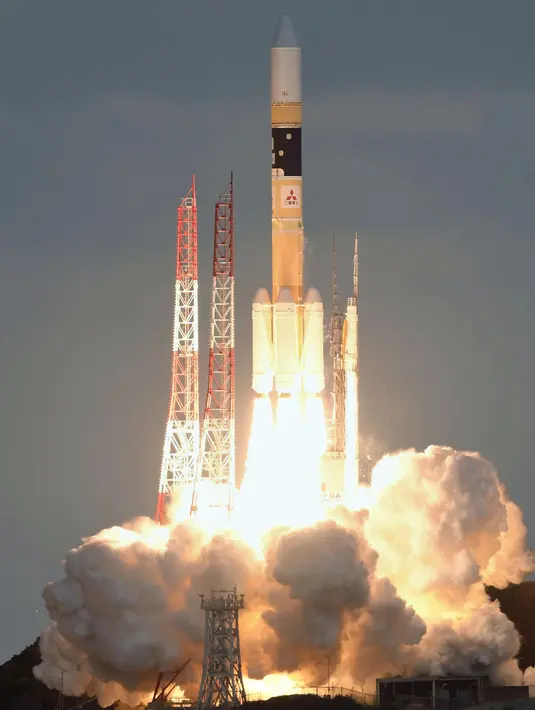 Jepang meluncurkan satelit komunikasi militer pertamanya, Selasa (24/1). Satelit ini berguna untuk meningkatkan kapasitas jalur pita lebar (broadband) dalam lingkup tugas komunikasi Pasukan Bela Diri Jepang (SDF). (AP PHOTO/ Yu Nakajima)