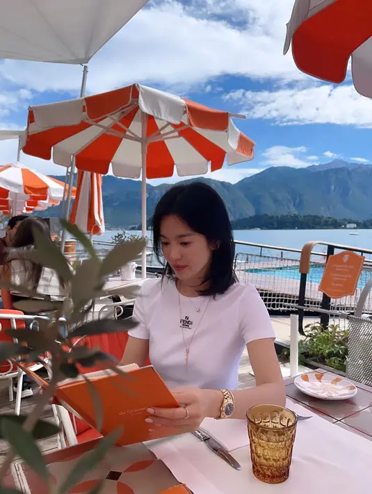 Baru-baru ini, bintang The Glory itu mengunggah beberapa foto yang segera membuat penggemar kian kagum.