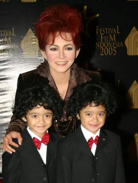 Si kembar anak dari artis Firda Razak ini sejak kecil sudah membintangi beberapa judul film dan sinetron. Salah satunya adalah film Summer Breeze, dan keduanya menggantikan peran Mischa dan Marcel Chandrawinata saat kecil. (Instagram/nakula_sadewa_now)