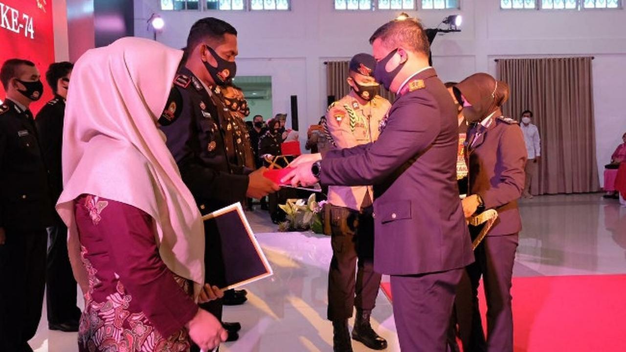 Kapolda Riau Irjen Agung Setya Imam Effendi menyerahkan penghargaan kepada polisi berprestasi di Hari Bhayangkara.