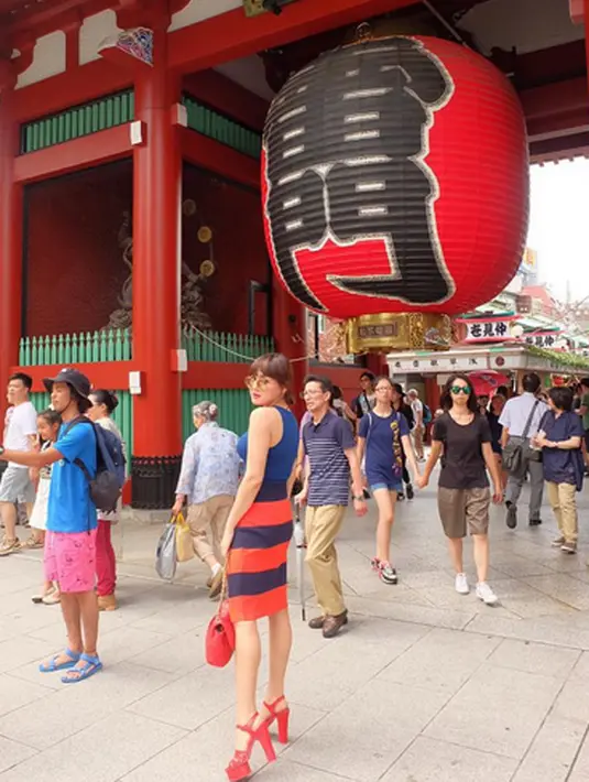 Vicky Shu berada di Asakusa, kuil tertua di Tokyo, Jepang. Kemana pun pergi, wanita yang gemar mengoleksi sepatu ini tetap memperhatikan penampilannya, khususnya sepatu, seperti sepatu merah yang dikenakannya. (via instagram/@vickyshu)