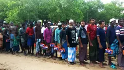 Pengungsi Rohingya mengantre untuk mendapatkan bantuan dari pemerintah Indonesia di kamp Thaingkali Ukhiya, Bangladesh, Kamis, (21/9).  Bantuan lain yang terus didistribusikan adalah makanan siap saji dan family kit. (Foto: KBRI Dhakka)