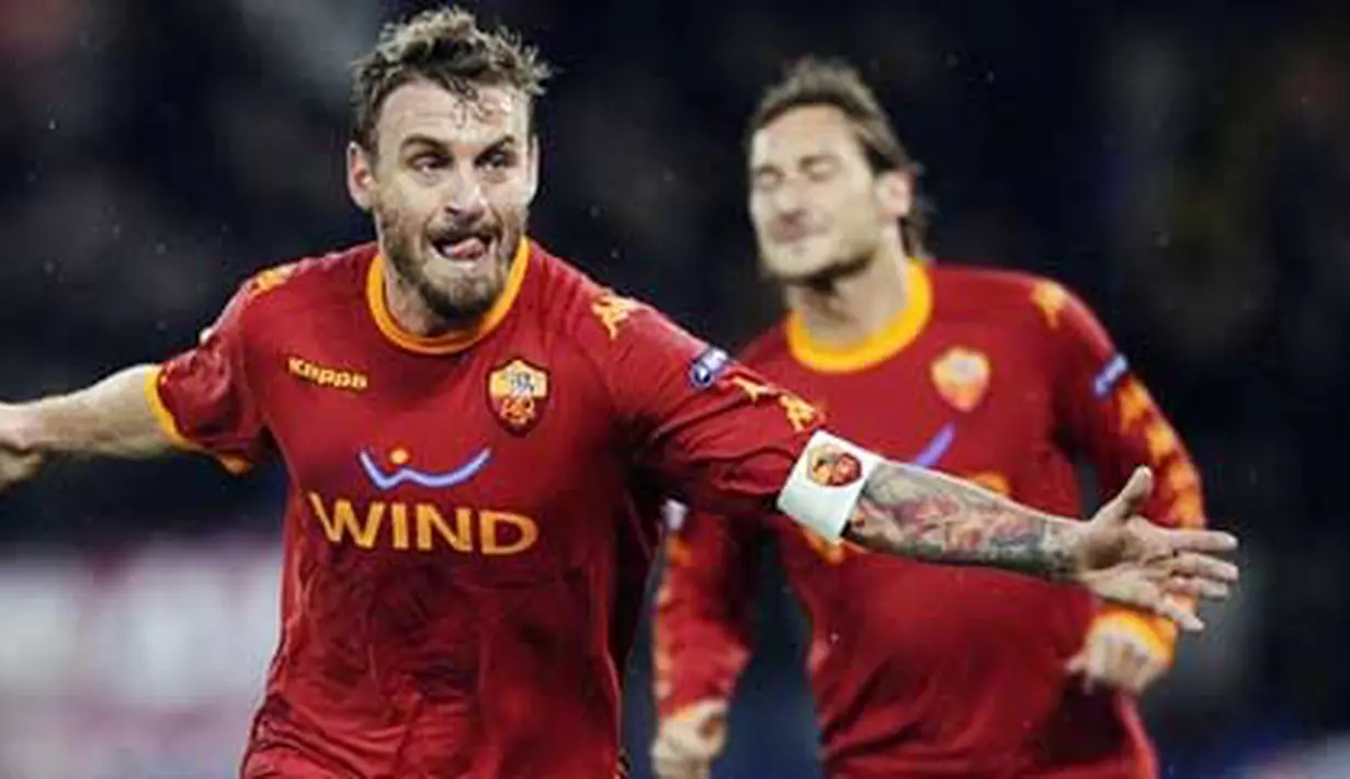 Selebrasi gol gelandang AS Roma Daniele De Rossi ke gawang Bayern Muenchen di mathday kelima penyisihan Grup E Liga Champions di Olympic Stadium, 23 November 2010. Roma unggul 3-2.  AFP PHOTO / Filippo MONTEFORTE 