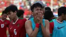 Gelandang Timnas Indonesia U-19, Witan Sulaeman, menangis usai dikalahkan Thailand U-19 pada laga Piala AFF U-18 di Stadion Thuwunna, Yangon, Jumat (15/9/2017). Indonesia kalah adu penalti dari Thailand. (Bola.com/Yoppy Renato)