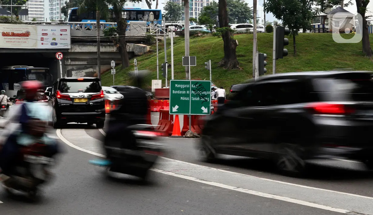 Pengendara kendaraan bermotor melintas saat diberlakukan uji coba rekayasa lalu lintas Sistem Satu Arah (SSA) di Jalan Margono Djoyohadikoesoemo, Jakarta, Sabtu (15/12/2019). Uji coba tersebut berlangsung hingga 19 Desember 2019 mendatang. (Liputan6.com/Johan Tallo)
