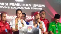 Bakal Calon Gubernur dan Wakil Gubernur Kalimantan Tengah Nadalsyah dan Supian Hadi memberikan keterangan pers kepada wartawan di halaman KPU Kalteng setelah proses pendaftaran, Kamis (29/8/2024).