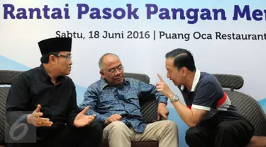 Menteri Perdagangan, Thomas T Lembong (kanan) berbincang dengan Direktur OPP Bulog, Wahyu Suparyono (tengah) dan Paguyuban Peternak Sapi dan Kerbau Indonesia, Teguh Boediyana saat diskusi di Jakarta, Sabtu (18/6). (Liputan6.com/Helmi Fithriansyah)