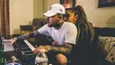 Tak hanya itu, ia pun mengunggah sebuah video hitam putih yang menunjukkan salah satu momen bahagianya dengan Mac. (instagram/arianagrande)