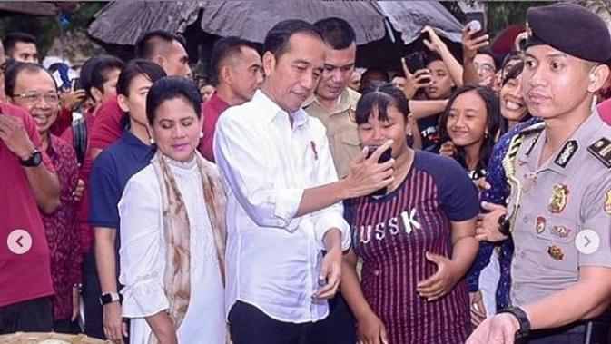 Presiden Jokowi dan ibu negara Iriana Jokowi di Pasar Sukawati. (dok. Instagram @sekretariat.kabinet/https://www.instagram.com/p/ByrMMNxgdSH/Dinny Mutiah)
