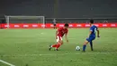 Pemain Timnas Indonesia Asnawi Mangkualam Bahar (kiri) menggiring bola mencoba melewati pemain Nepal pada laga terakhir Grup A kualifikasi Piala Asia 2023 di Stadion Jaber Al Ahmad, Kuwait, Rabu (15/6/2022). Timnas Indonesia berhasil lolos ke Piala Asia 2023 usai kalahkan Nepal 7-0. (Dok. PSSI)